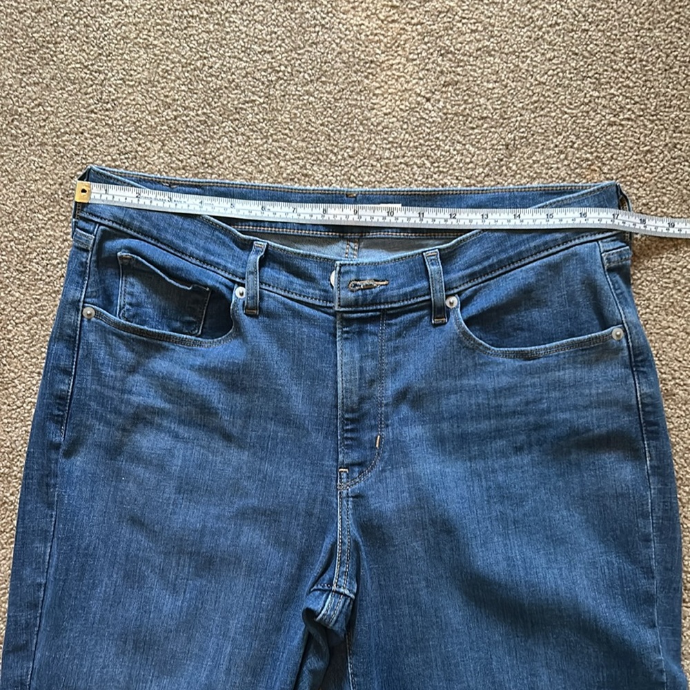 Levi’s Women's Classic Mid Rise Straight-Leg Jean - Picture 12 of 14